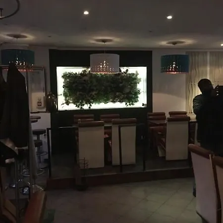 Отель Casa 28 Рюэй-Мальмезон